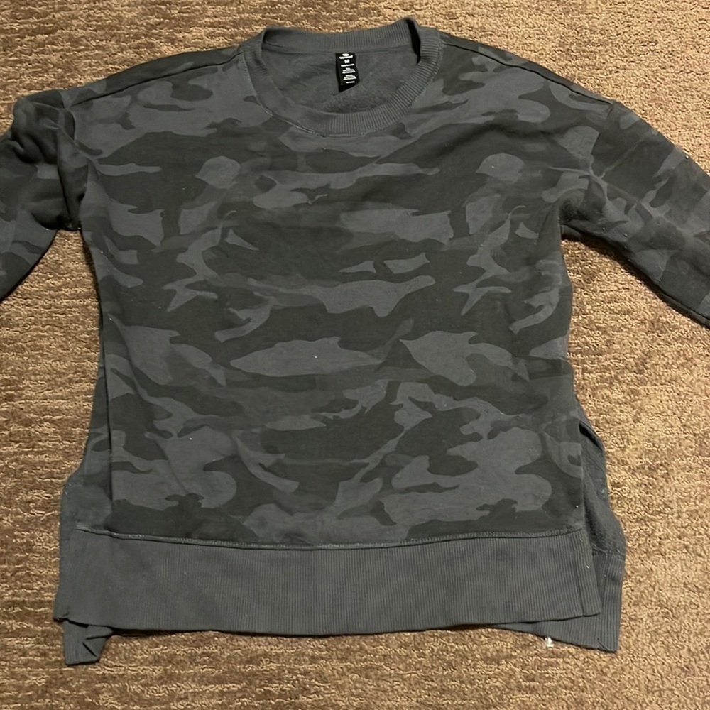 grey camo side slit crew neck
